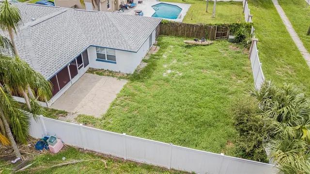 a view of a backyard