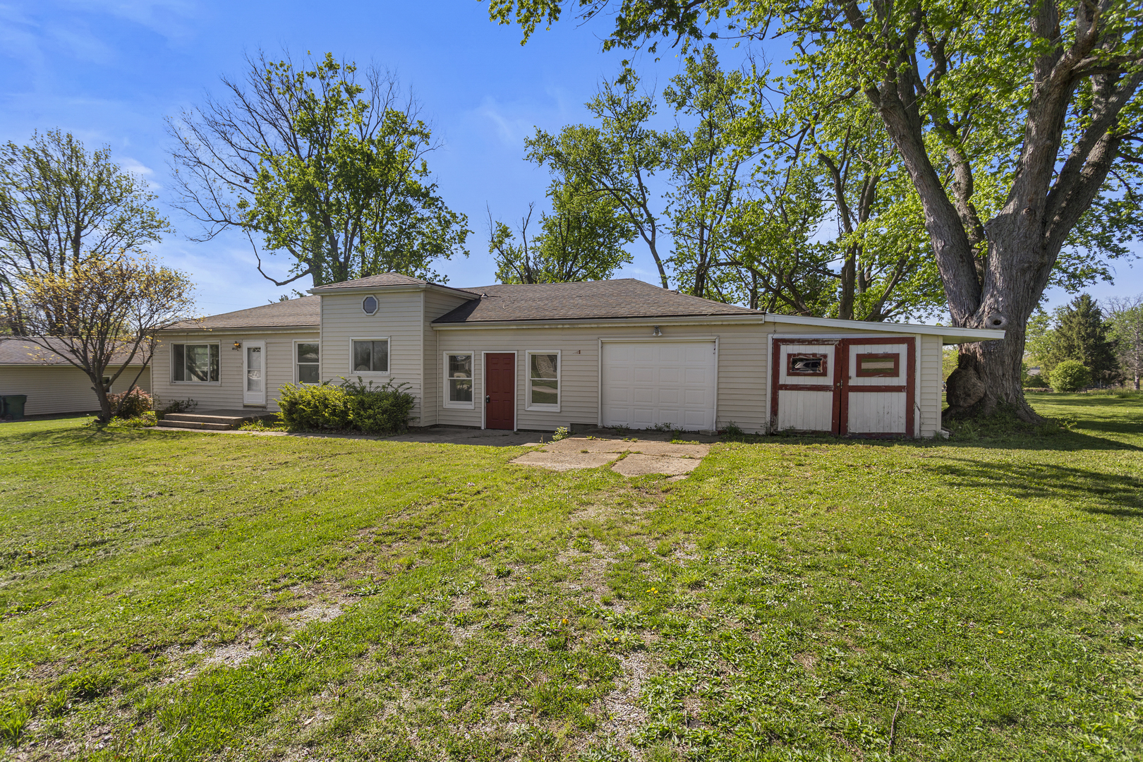 4931 East Glenwood Drive Decatur, IL 62521 - Photo 2 of 27