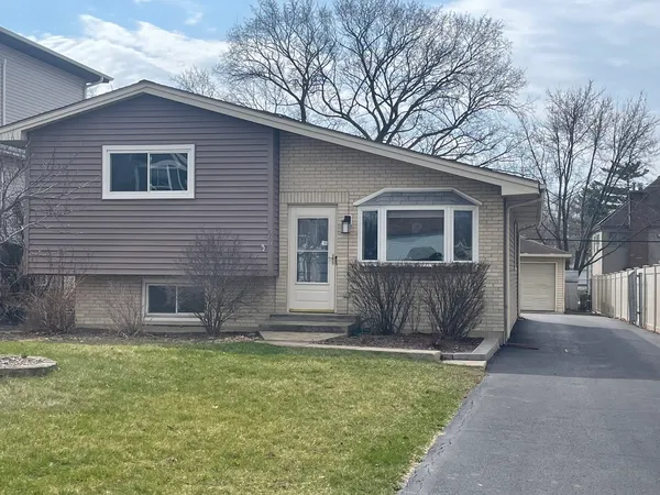 $3,300 | 566 Comstock Avenue, Elmhurst, IL 60126
