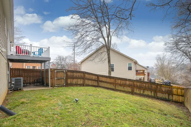 a view of a backyard