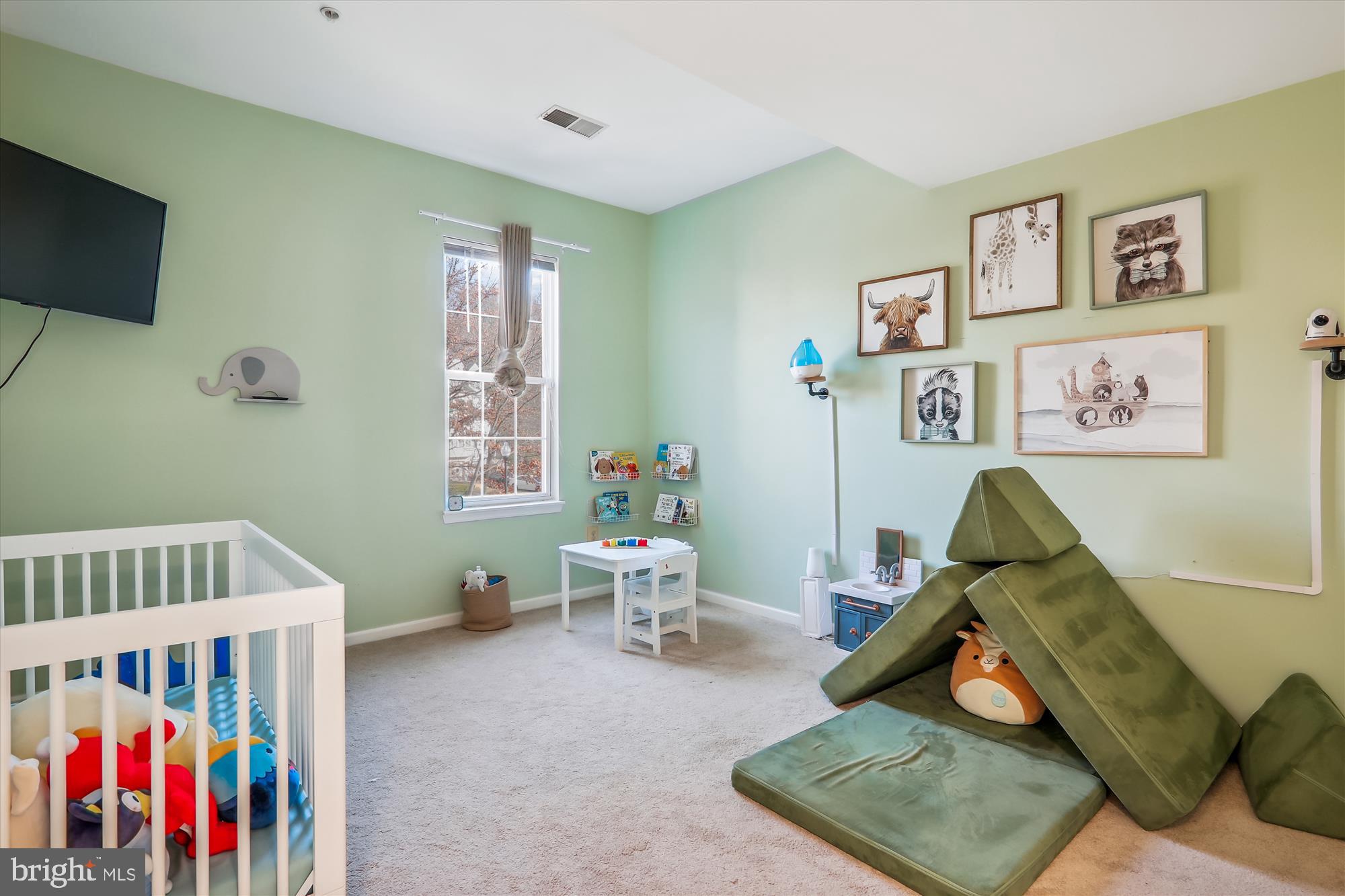 12113 Quilt Patch Lane Bowie, MD 20720 - Photo 20 of 38 a living room with furniture and a flat screen tv