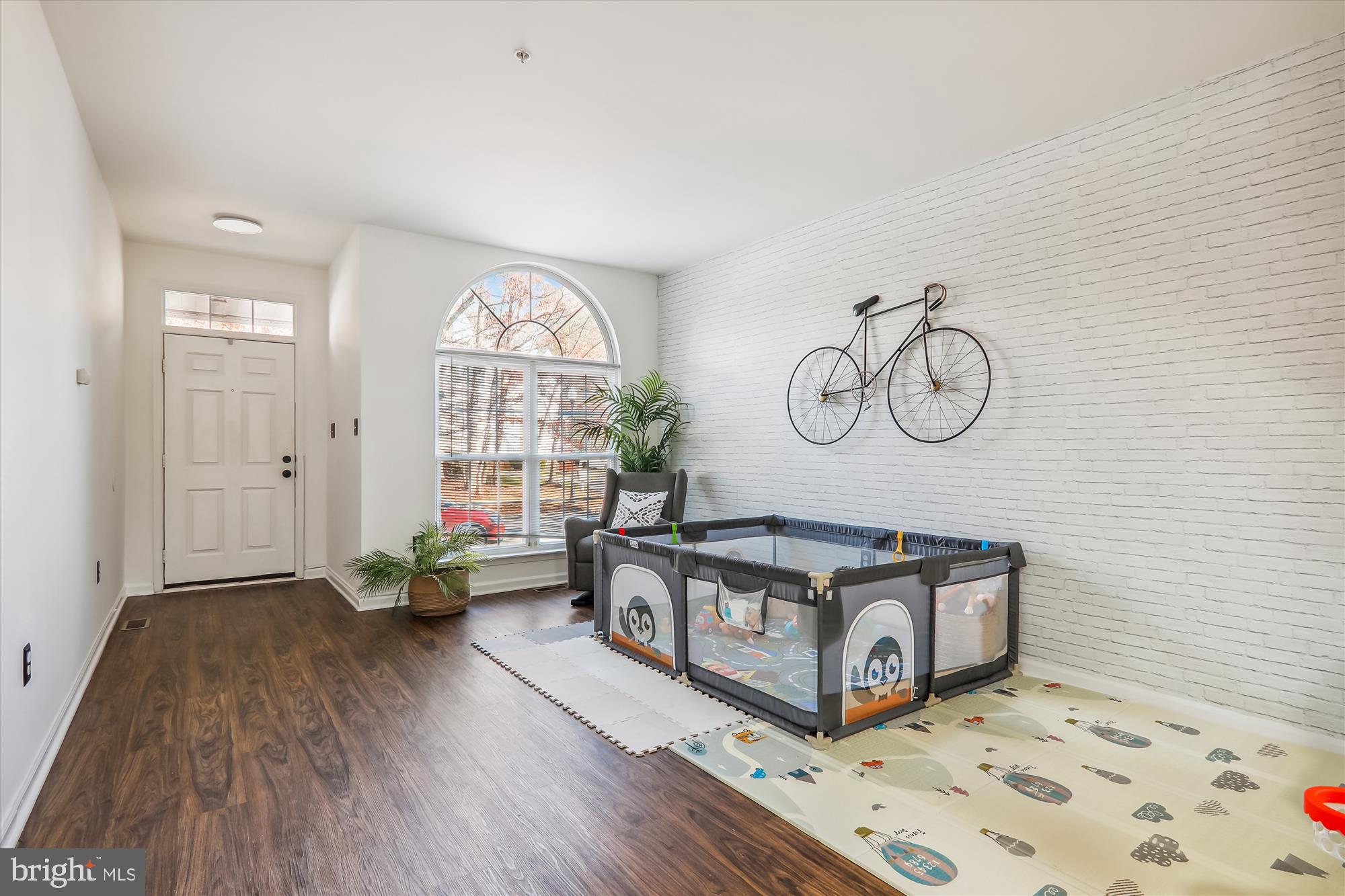 12113 Quilt Patch Lane Bowie, MD 20720 - Photo 3 of 38 a living room with furniture and a window