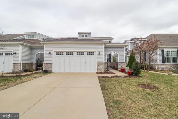 a view of a house with backyard