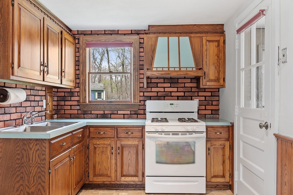 40 Elizabeth Road Billerica, MA 01821 - Photo 6 of 42 a kitchen with a stove a sink and a microwave