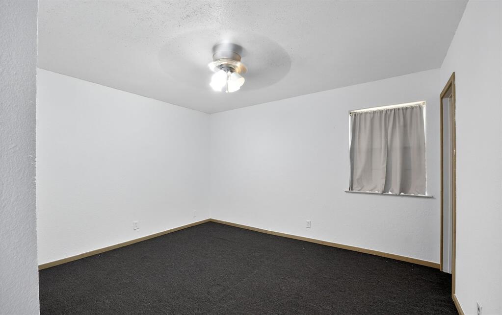 604 Fegan Street Weatherford, TX 76086 - Photo 20 of 36 an empty room with a space