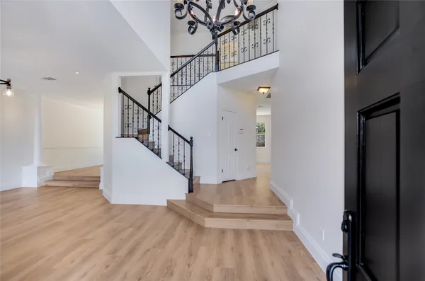$915,000 | 7716 Lakewood Drive, Austin, TX 78750