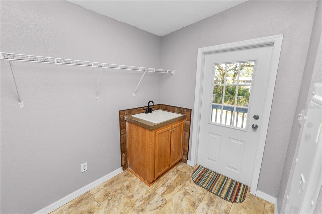 7405 Shoupe Road Plant City, FL 33565 - Photo 42 of 61 a utility room with dryer and washer