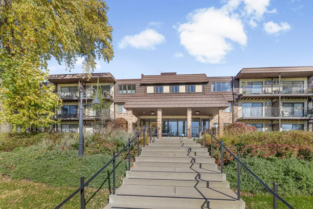 $265,000 | 205 Barry Avenue South, Unit 210, Wayzata, MN 55391