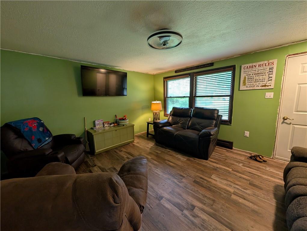3046 Oneida Valley Road Hilliards, PA 16040 - Photo 8 of 28 Spacious Living Room