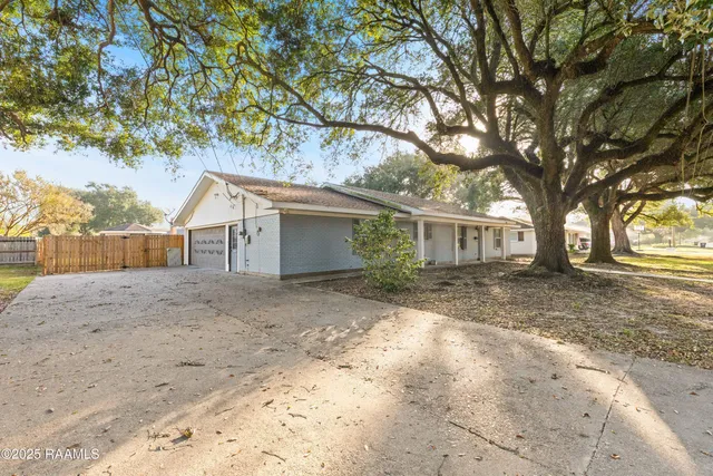 $2,500 | 412 Colonial Drive, Lafayette, LA 70506