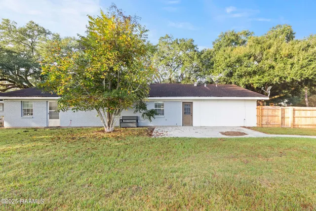 $2,500 | 412 Colonial Drive, Lafayette, LA 70506