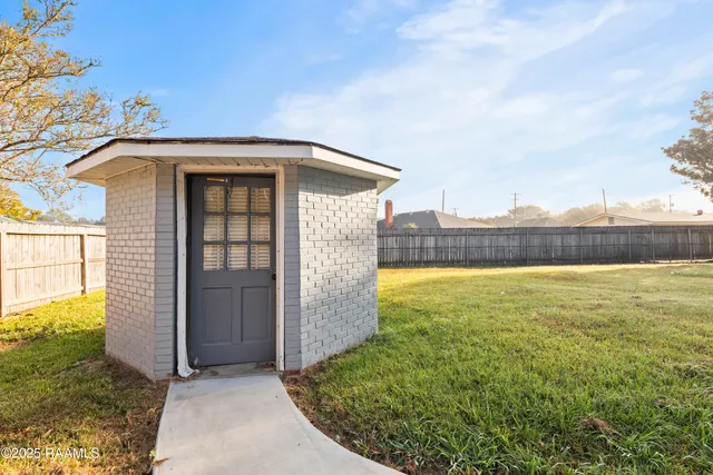 $2,500 | 412 Colonial Drive, Lafayette, LA 70506
