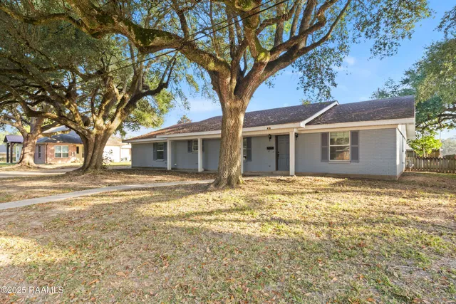 $2,500 | 412 Colonial Drive, Lafayette, LA 70506