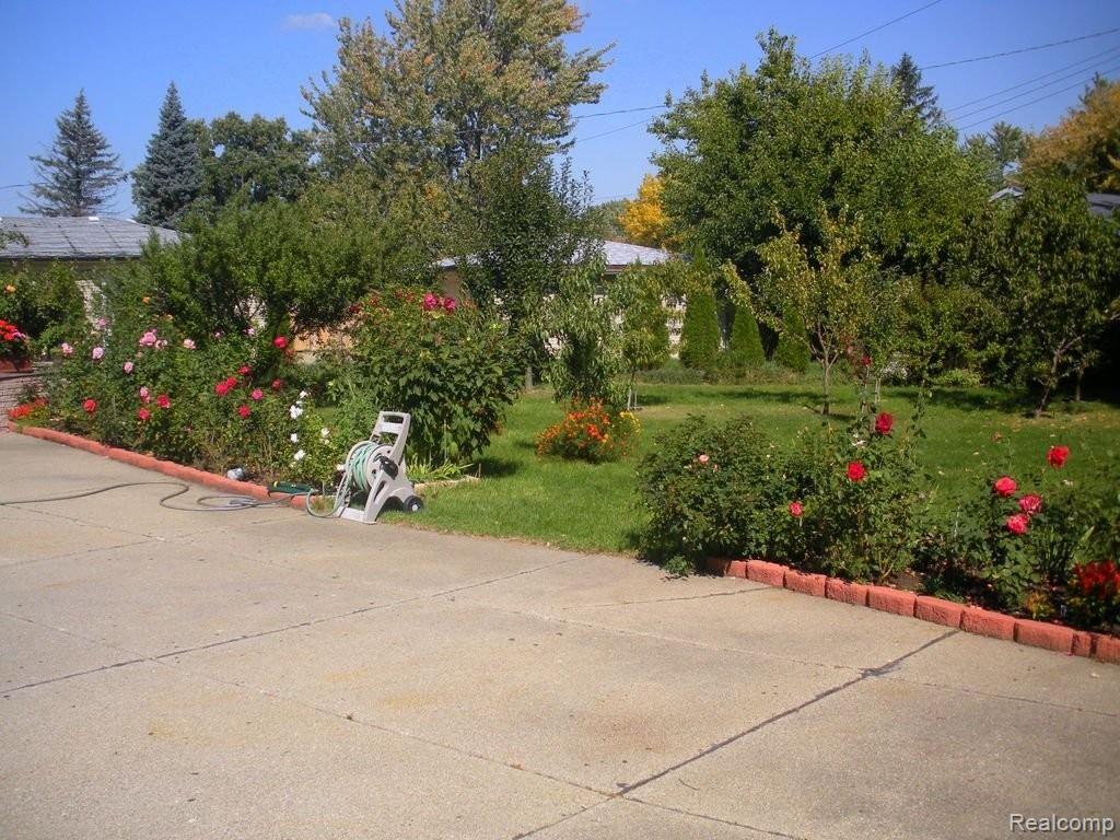 4870 Shell Court Warren, MI 48091 - Photo 24 of 25 Back Yard Summer