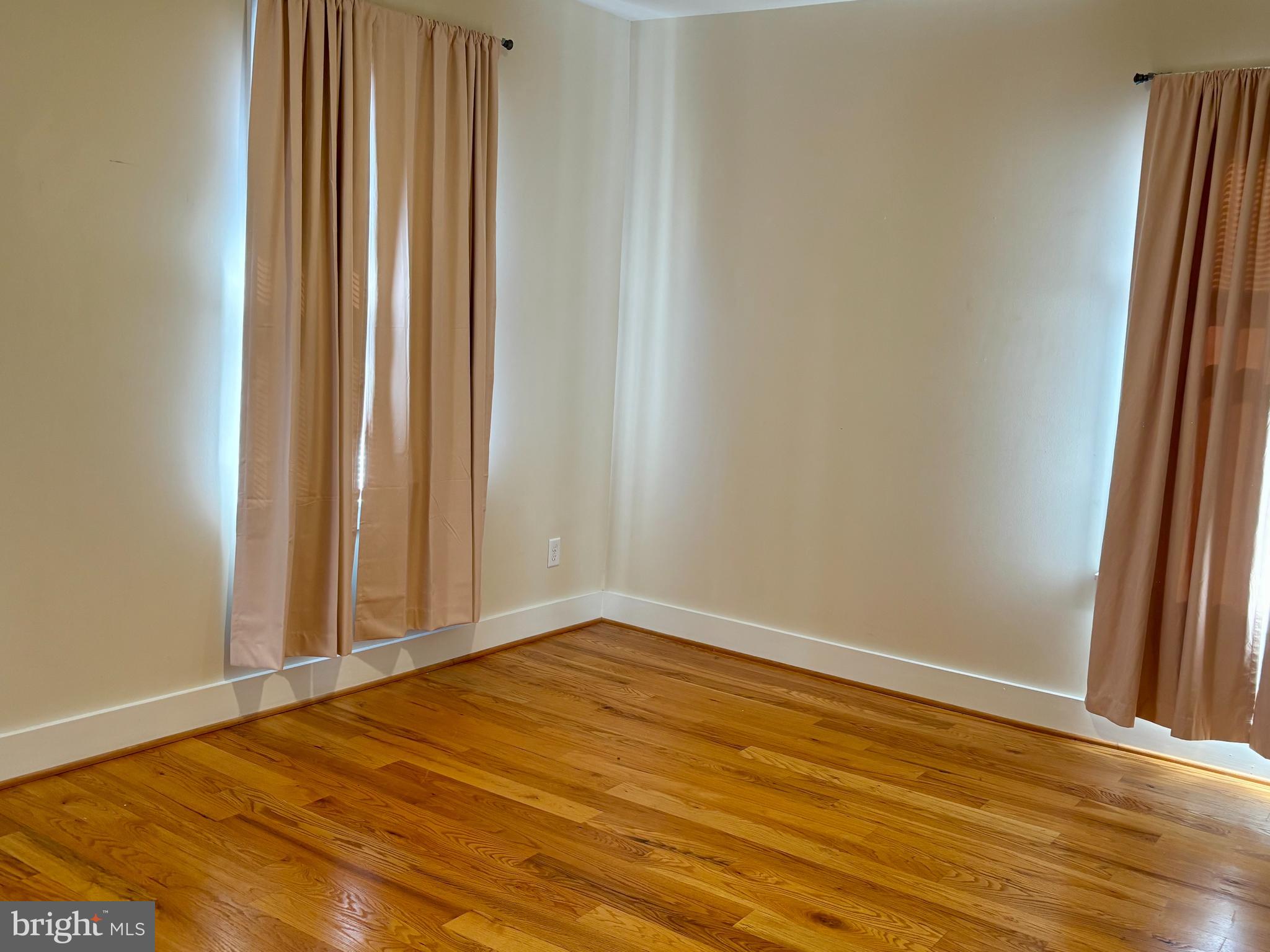 101 South Commerce Street Centreville, MD 21617 - Photo 4 of 6 an empty room with wooden floor and a window