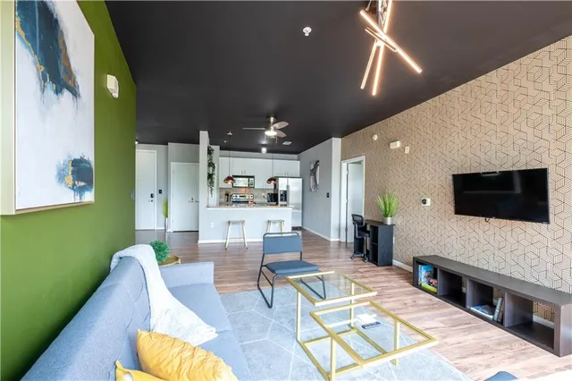 $2,000 | 898 Oak Street Southwest, Unit 1410, Atlanta, GA 30310