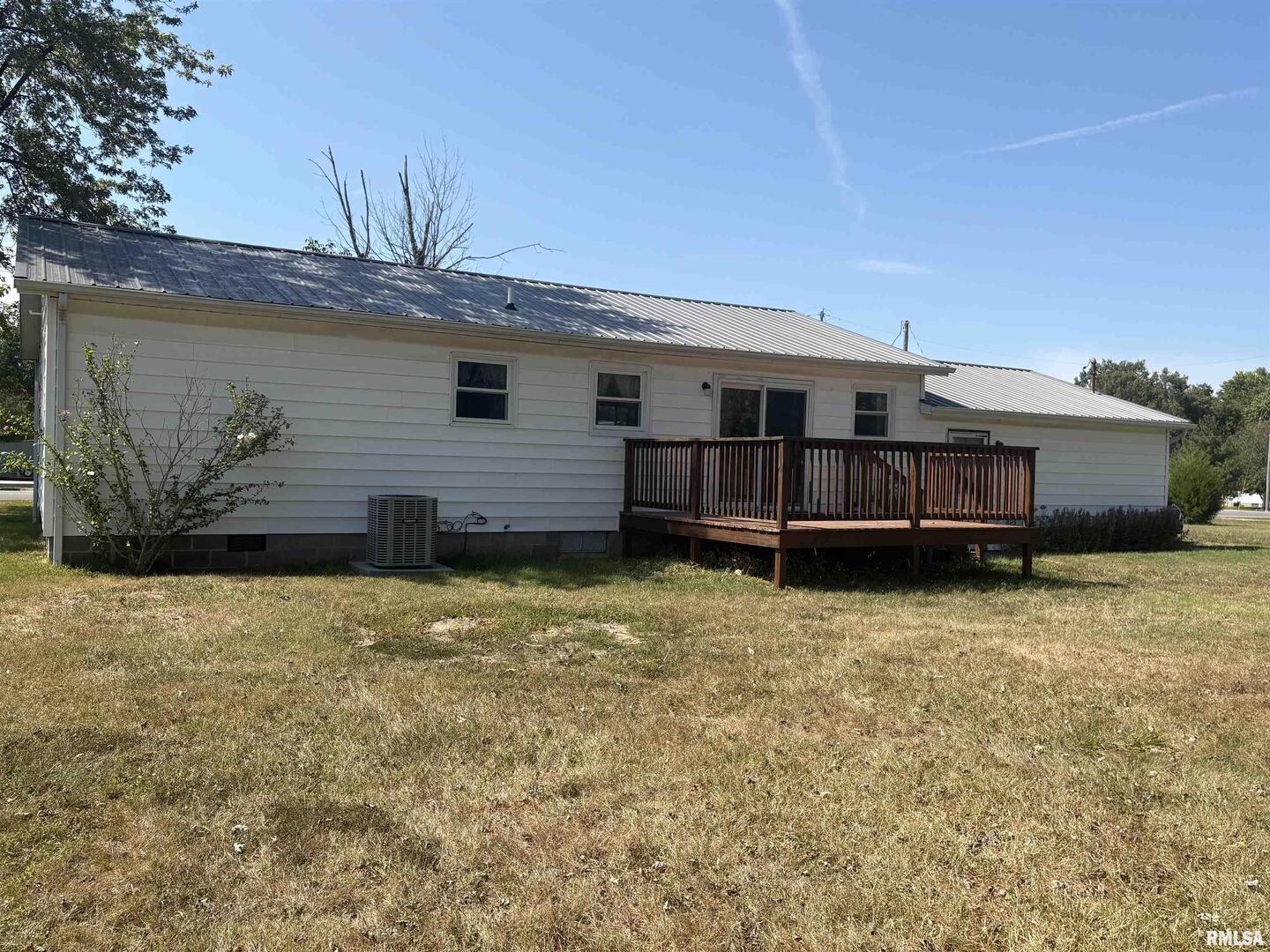 100 North 35th Street Herrin, IL 62948 - Photo 2 of 35 a front view of a house with garden