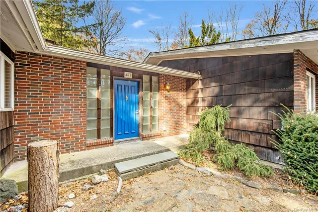 a view of a pathway of a house