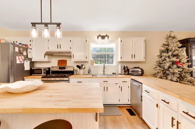 $360,000 | 2422 West Wind Drive, Soddy Daisy, TN 37379