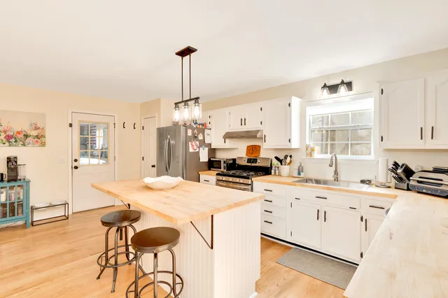 $360,000 | 2422 West Wind Drive, Soddy Daisy, TN 37379