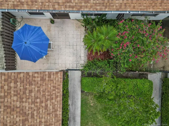 a view of a backyard