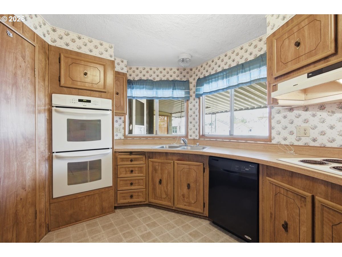 5422 Portland Road Northeast, Unit 104 Salem, OR 97305 - Photo 7 of 40 Kitchen