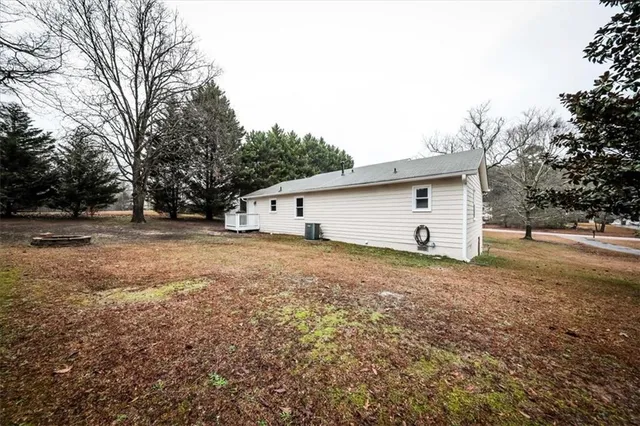 a view of a house with backyard