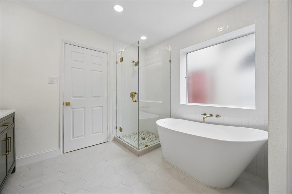 819 Kipling Drive Allen, TX 75002 - Photo 19 of 29 a spacious bathroom with a bathtub and shower