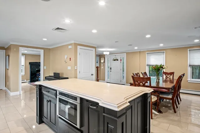 a large kitchen with kitchen island a island in it
