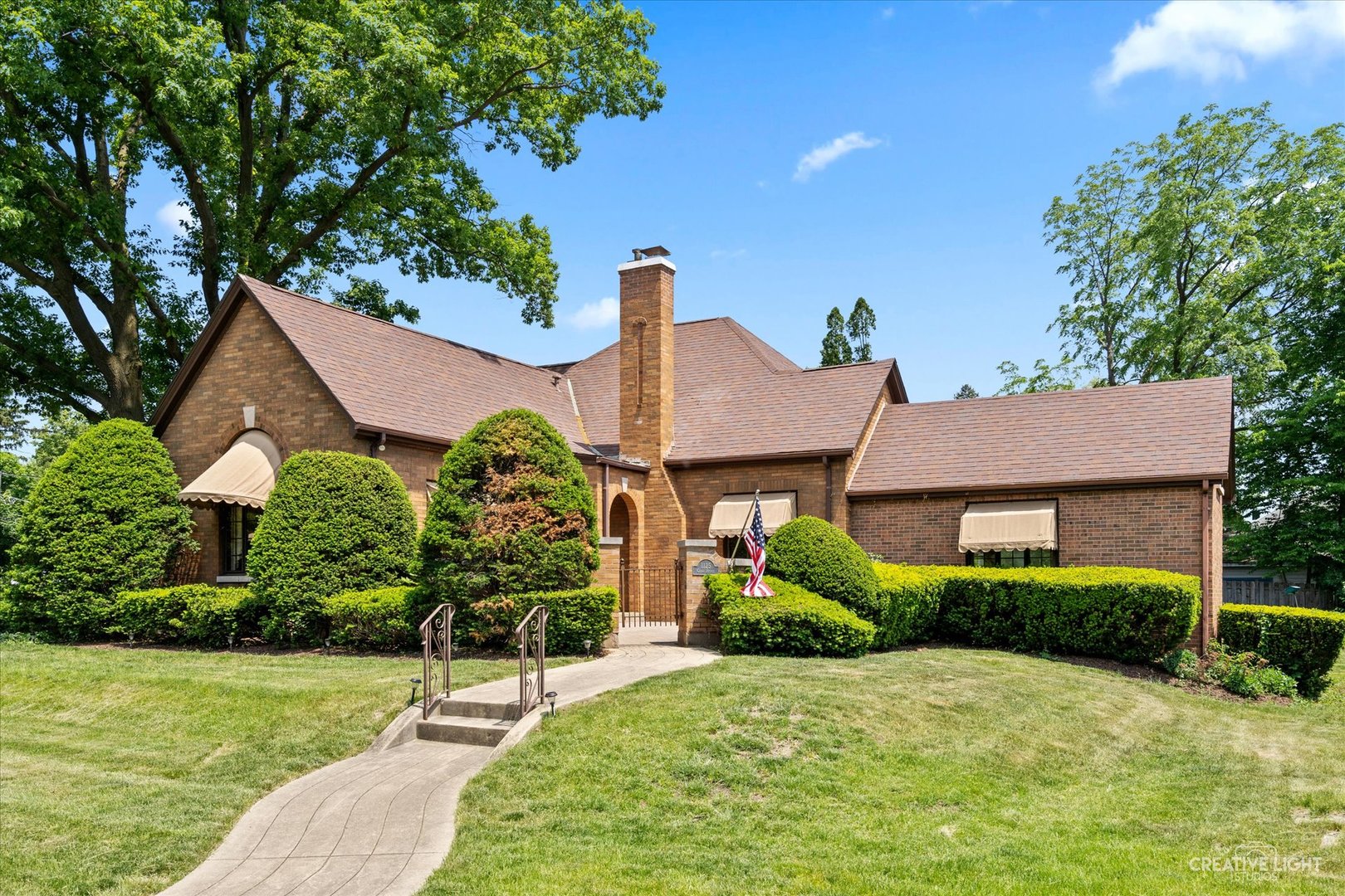 a view of a house with a yard