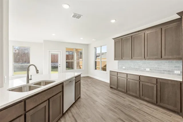 $528,000 | 816 Yosemite Drive, DeSoto, TX 75115