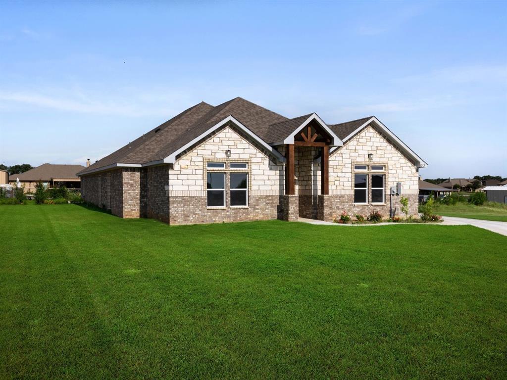 1013 Magnolia Court Springtown, TX 76082 - Photo 4 of 27