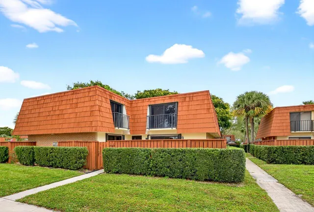 $355,000 | 304 Live Oak Lane, Boynton Beach, FL 33436