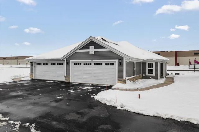 $399,900 | 516 Hunter Oaks Boulevard, Unit 802, Watertown, WI 53094