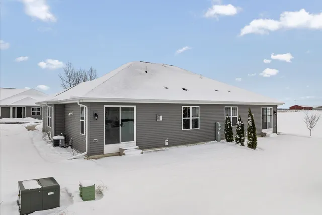 $399,900 | 516 Hunter Oaks Boulevard, Unit 802, Watertown, WI 53094