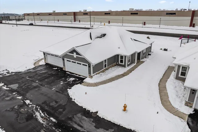 $399,900 | 516 Hunter Oaks Boulevard, Unit 802, Watertown, WI 53094