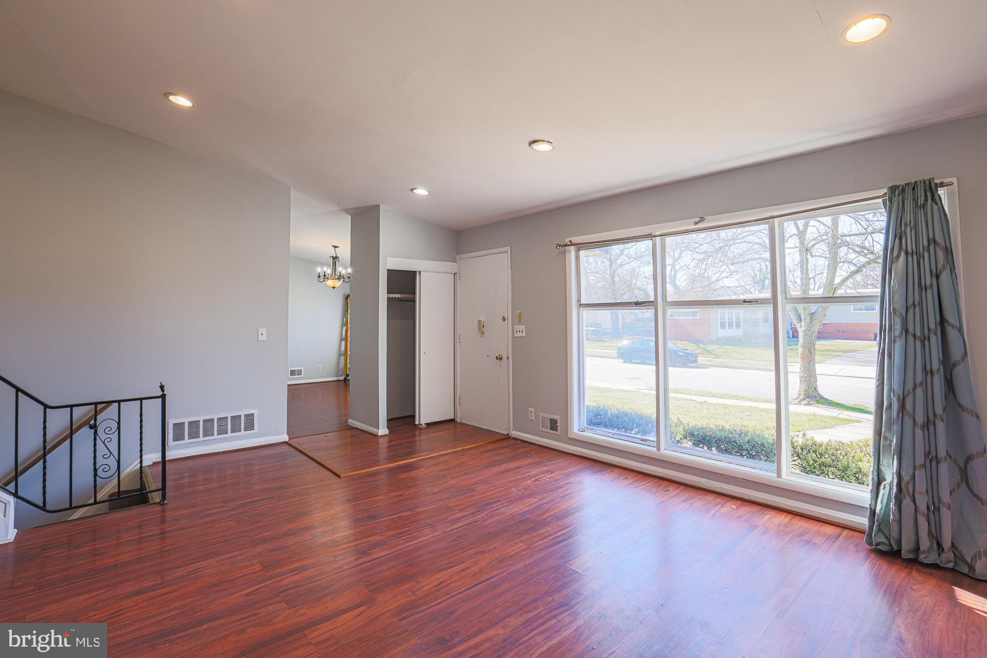 6705 Maurleen Road Baltimore, MD 21209 - Photo 4 of 18 living room