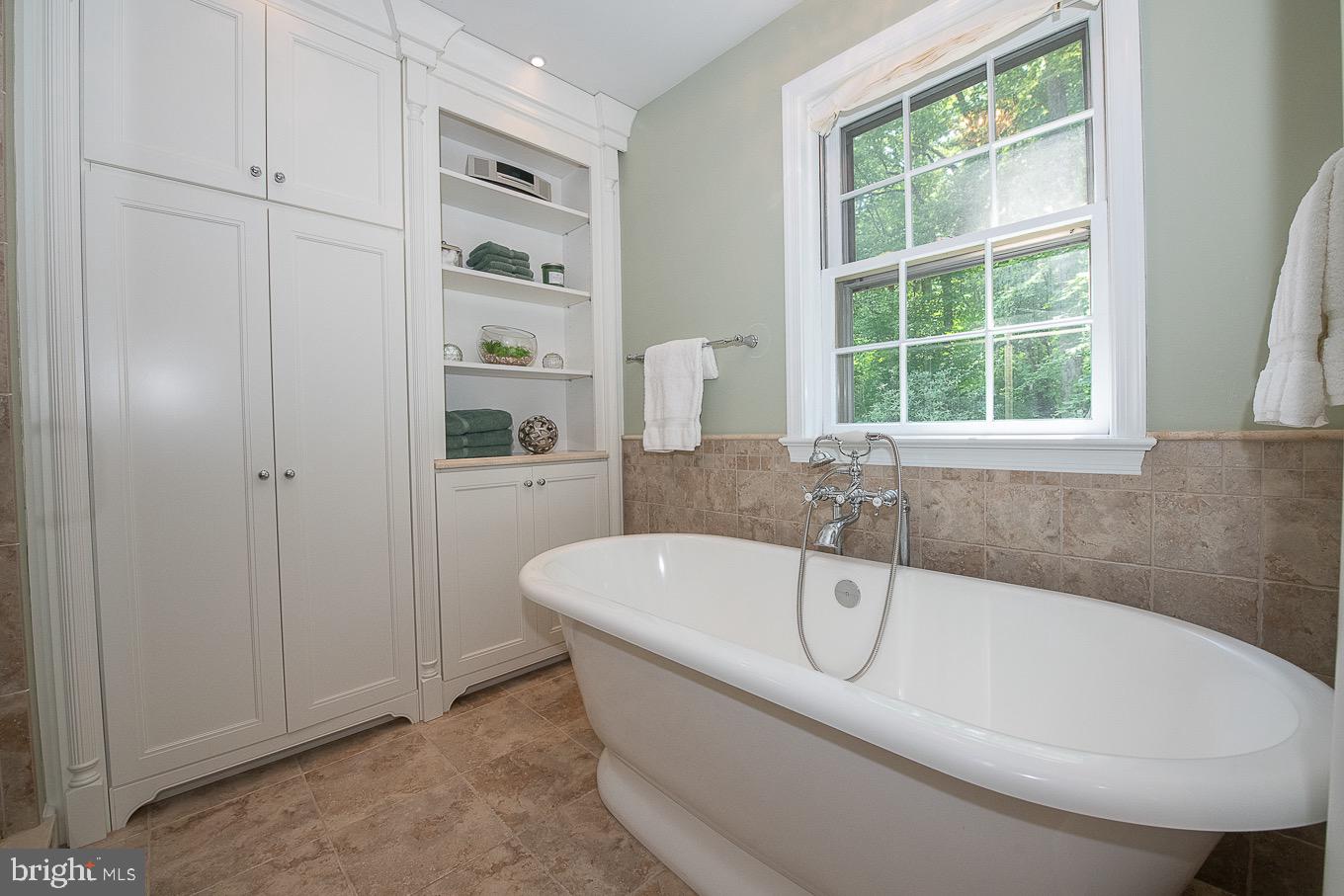 714 Woodcrest Road Wayne, PA 19087 - Photo 20 of 44 Primary Bathroom with a glorious tub