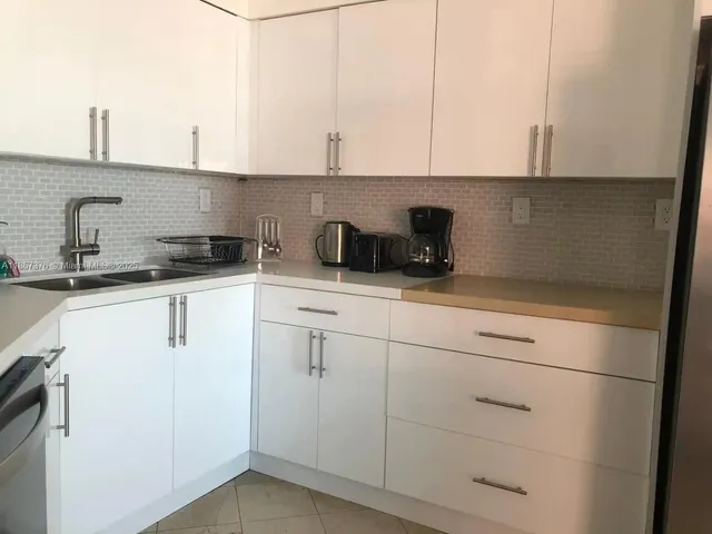 $5,800 | 5161 Collins Avenue, Unit 1104, Miami Beach, FL 33140