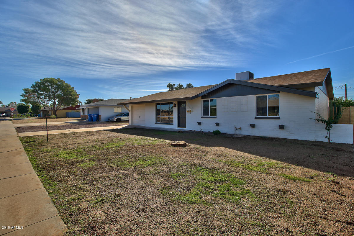 3109 West Calavar Road Phoenix, AZ 85053 - Photo 3 of 30 1--2