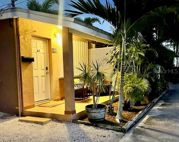 a view of a backyard