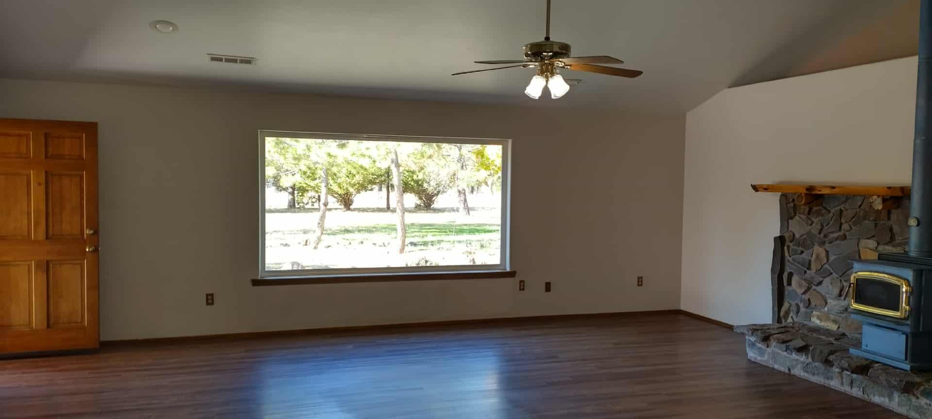 355 Bond Road Shady Cove, OR 97539 - Photo 10 of 29 Living room
