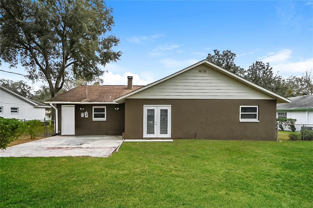 6416 Chippendale Road Lakeland, FL 33809 - Photo 15 of 16 a front view of house with yard and green space