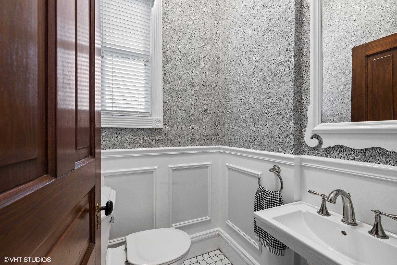 198 Herrick Road Riverside, IL 60546 - Photo 14 of 36