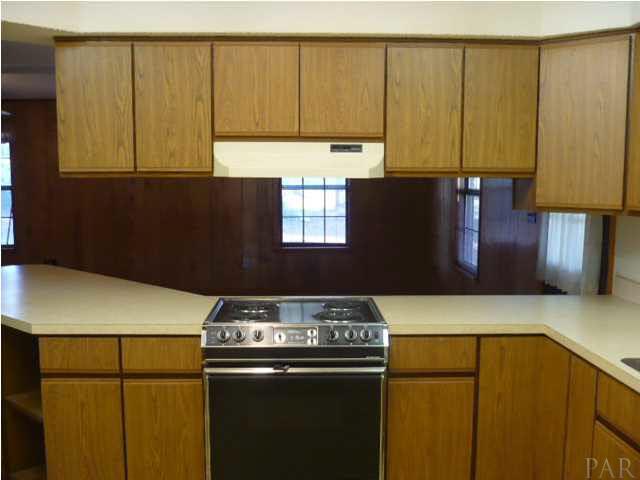 LARGE SPACIOUS KITCHEN WITH AN EXTENDED BAR AREA.
