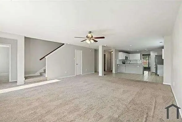 a view of a big room with closet and windows