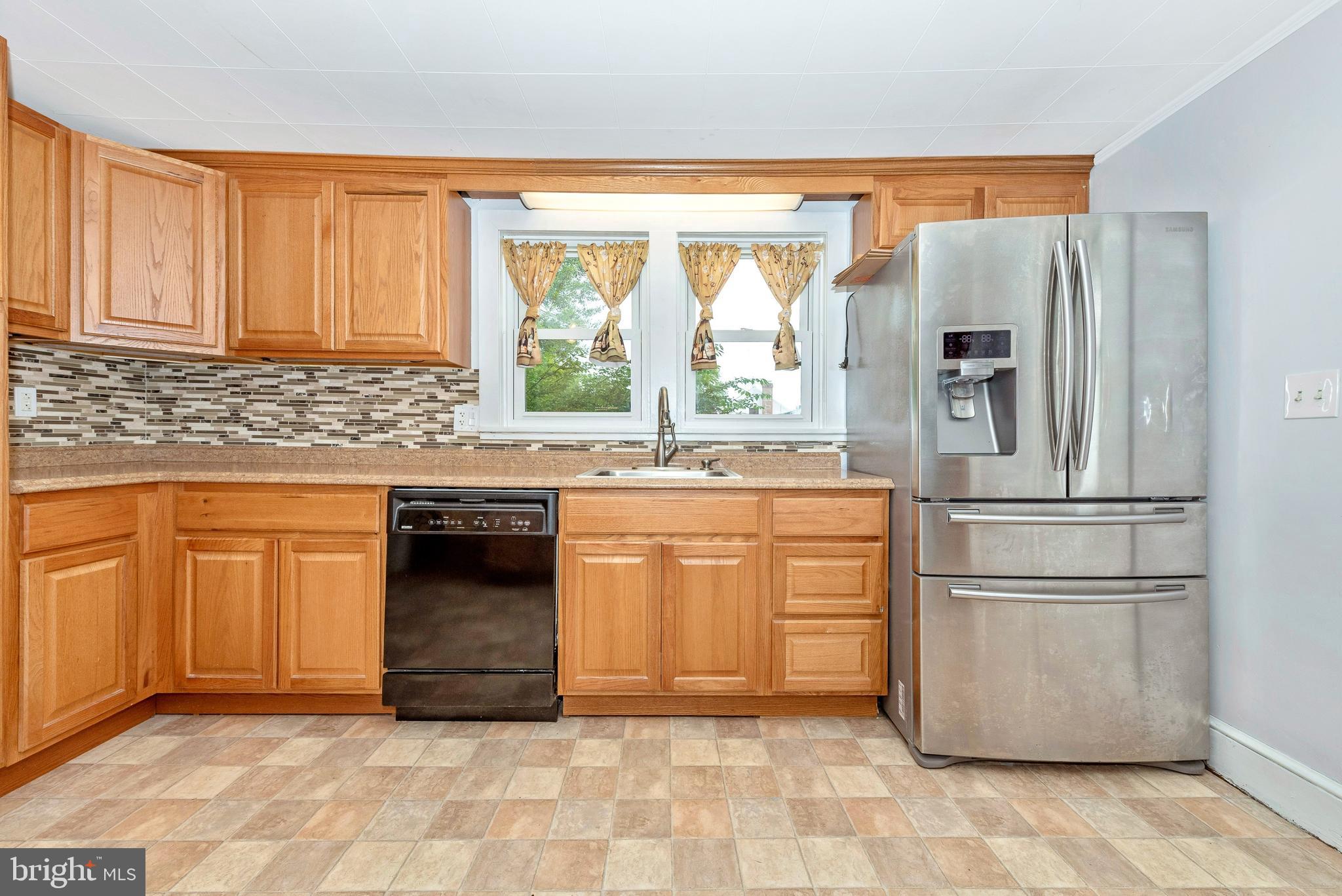 7832 Rocky Springs Road Frederick, MD 21702 - Photo 13 of 41 Great granite countertops and tile backsplash.