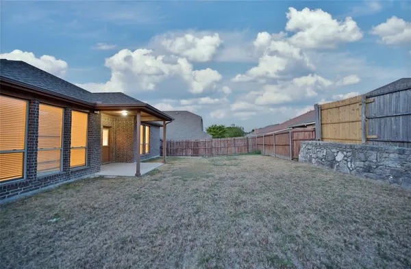 a view of a house with backyard and porch