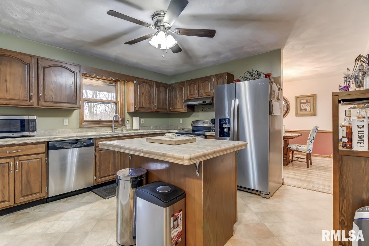 11100 Robin Lane Athens, IL 62613 - Photo 8 of 42 Gallery Image 8