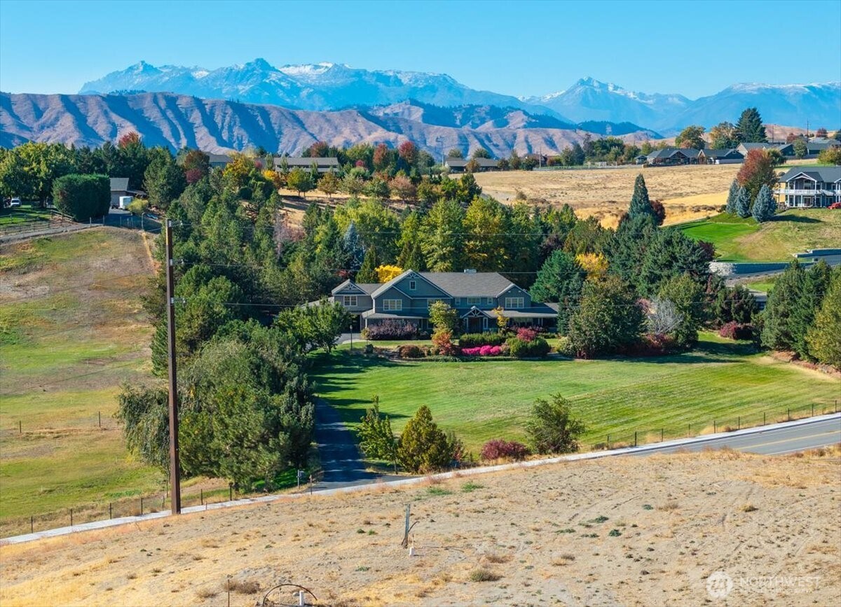 27 Margaret Lane Wenatchee, WA 98801 - Photo 12 of 15 a view of a garden with an ocean view